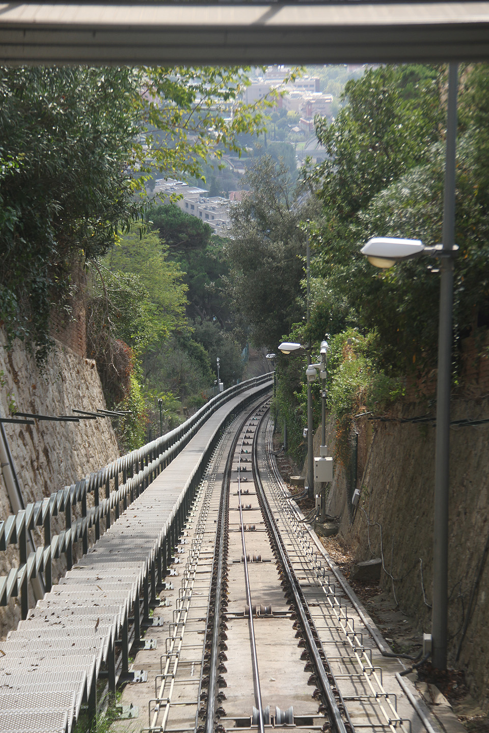 V neděli jsme se vydali do kopců nad městem. Naším cílem byl El Tibidado a abychom si ušetřili šplhání od moře, vydali jsme se ze zastávky Peu de Funiccular nahoru úzkokolejnou pozemní lanovkou Funicular de Vallvidrera.