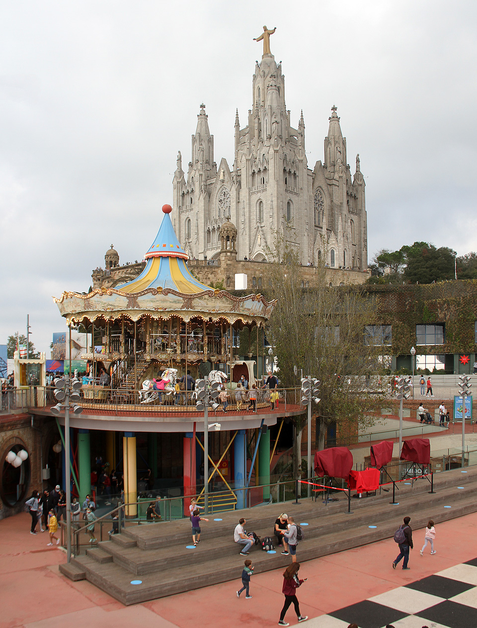 Vždy mě fascinovalo, jak organicky a bezproblémově lze spojit vysoce duchovní požitky s těmi pozemskými. Po chvíli usebrání se v kostele mohou bezprostředně následovat hodiny jízdy na kolotoči, pojídání cukrové vaty (a nebo posezení v hospodě). A to všude v křesťanském světě, jako by duchovní a světské požitky byly neoddělitelné.