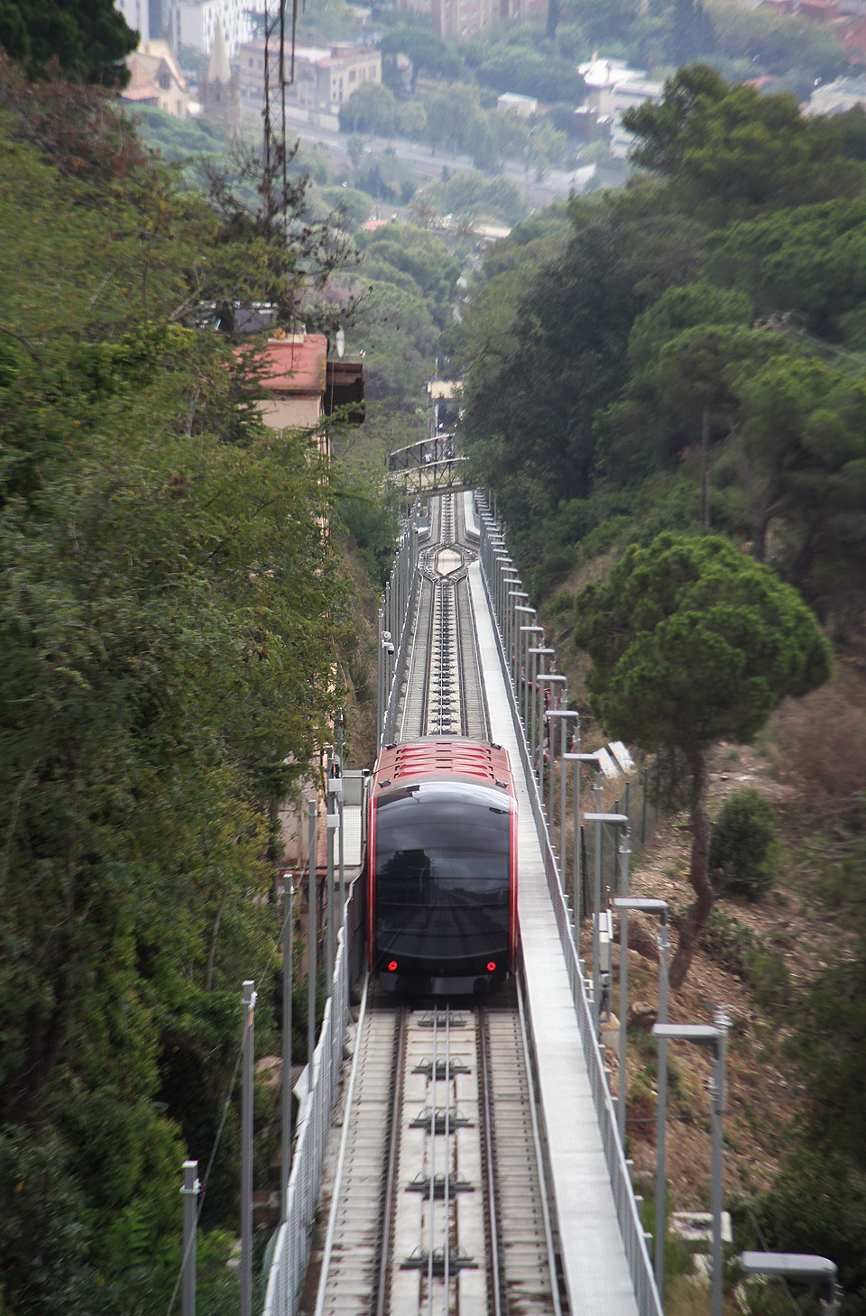 Dolů jede pro změnu pozemní lanovka Funidular de Tibidado.
