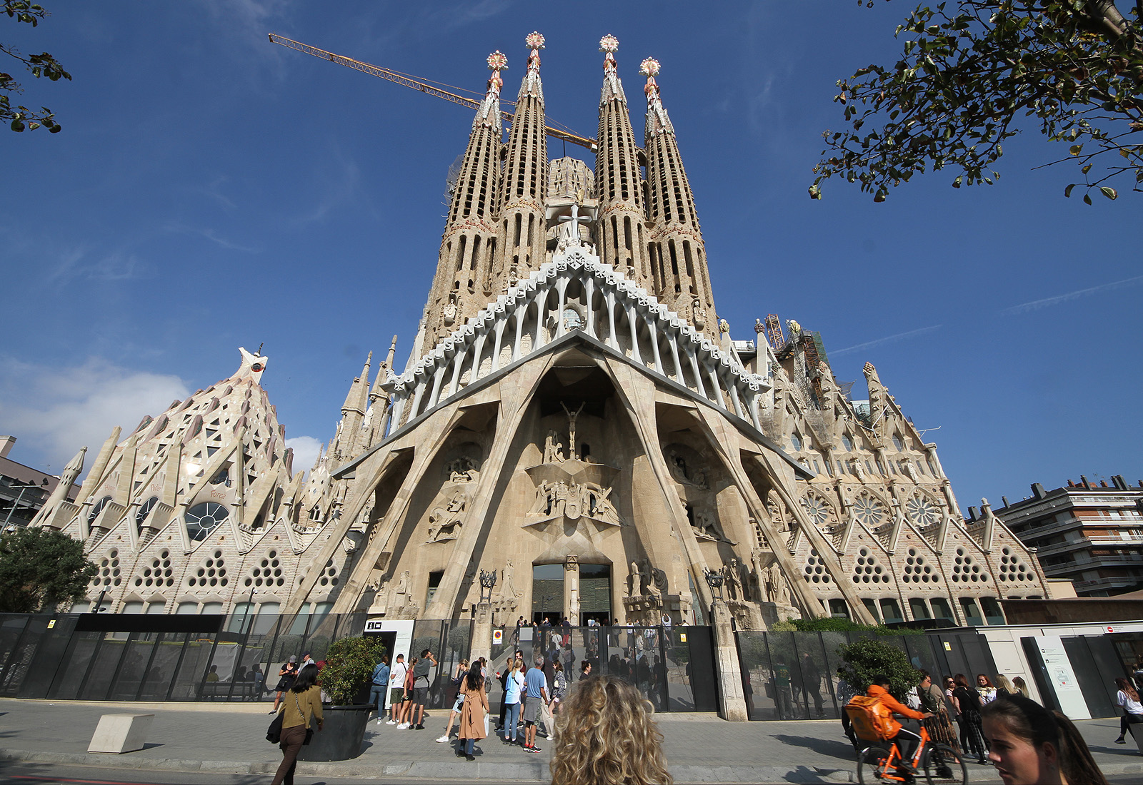 V Barceloně je ale ještě jedna slavnější církevní stavba - katedrála Sagrada Familia. Zatím jen ochutnávka od vchodu do takřka dostavěné velkostavby.