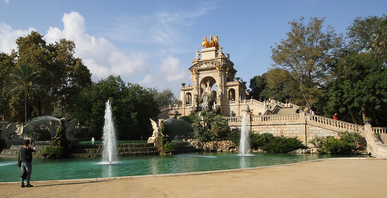 Upřímně mnohem příjemnější byla procházka po parku de la Ciutadella s jeho ikonickou Kaskádovou fontánou. Na rozdíl od Sagrady Familie a hospod v centru je tady od turistů docela klid.