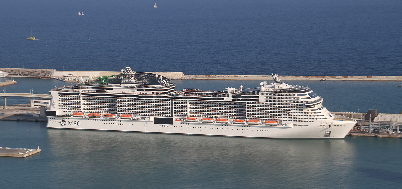 Výletní loď Grandiosa je jednou z asi dvaceti obřích lodí flotily společnosti MSC, které brázdí evropské ale i americké příbřeží.