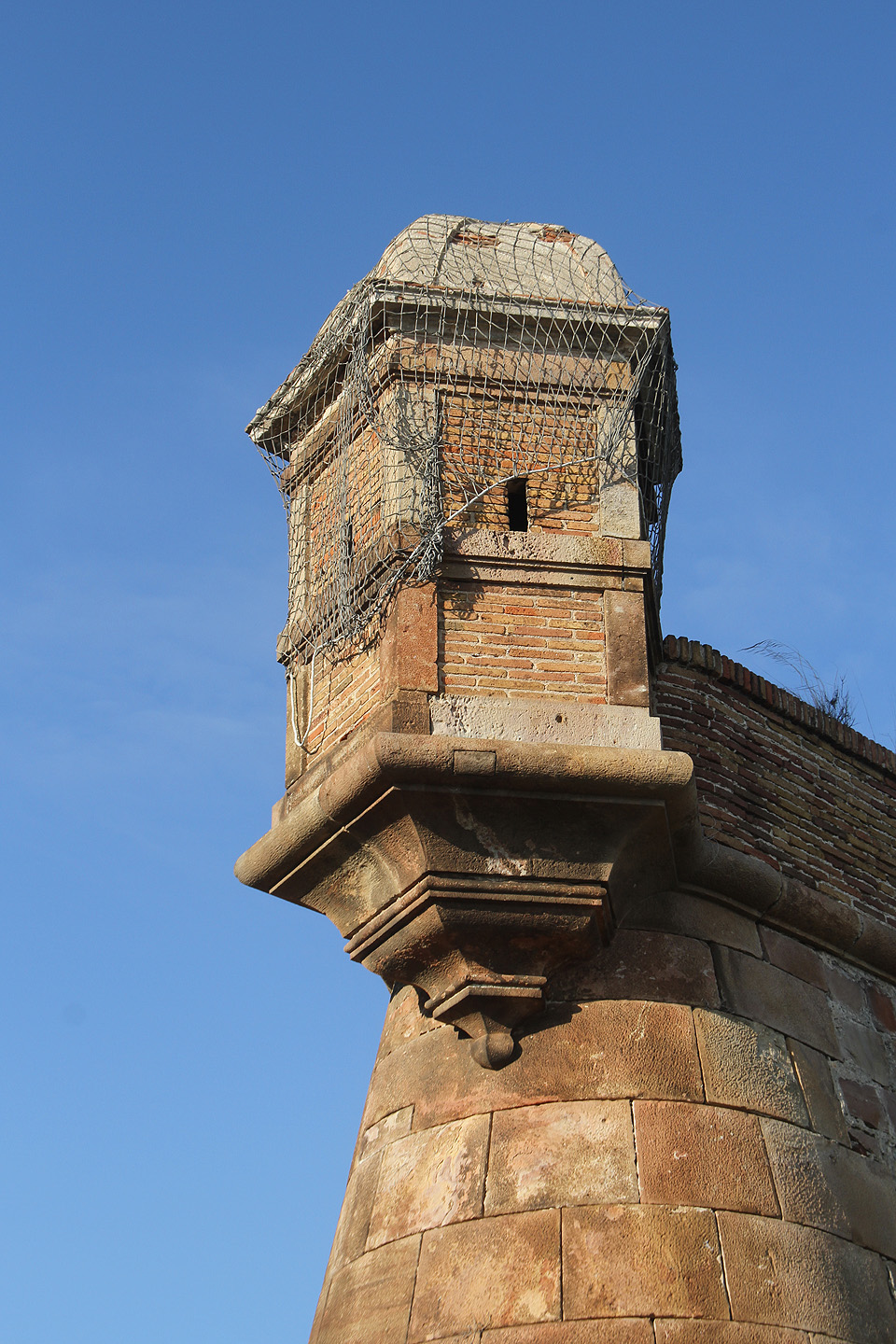 Hlídka na bastionu pevnosti Castillo de Montjuïc mně připomněla Špilberk. Asi se mně začíná pomalu stýskat po domově.