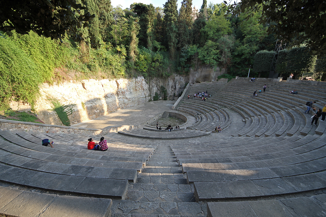 Řecké divadlo (Teatro Griego) je ve stylu antických amfiteátrů postavená parková scéna z roku 1929.