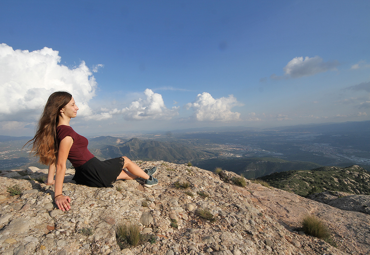 Nebo Doubravku užívající si katalánské slunce, tou dobou v Česku již nedostupné. Tam v dálce je Barcelona, které jsme dali na jeden den vale.