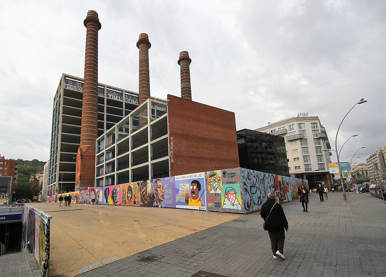 V pátek jsem musel do práce na IS Global, ale večer jsme opět vyrazili do ulic. Mimo jiné prozkoumat nedokončenou přestavbu elektrárny La Canadenca (původně kanadské energetické společnosti), kde osm odvážných dělníků v roce 1919 zahájilo 44denní stávku, díky které byla posléze v celém Španělsku zavedena osmihodinová pracovní doba.