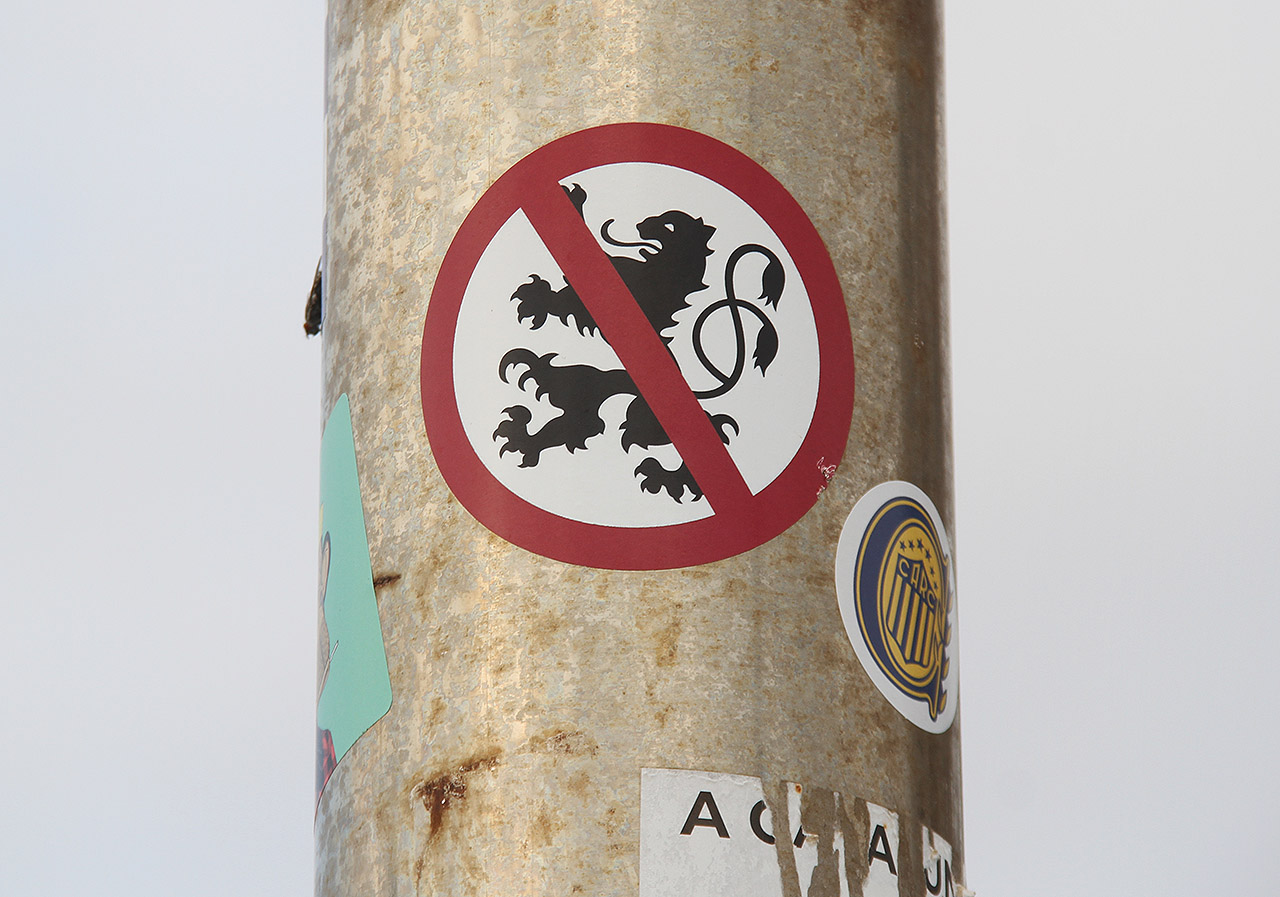 Nepochopitelná nálepka s přeškrtlým dvojocasým lvem nás mírně znervóznila.