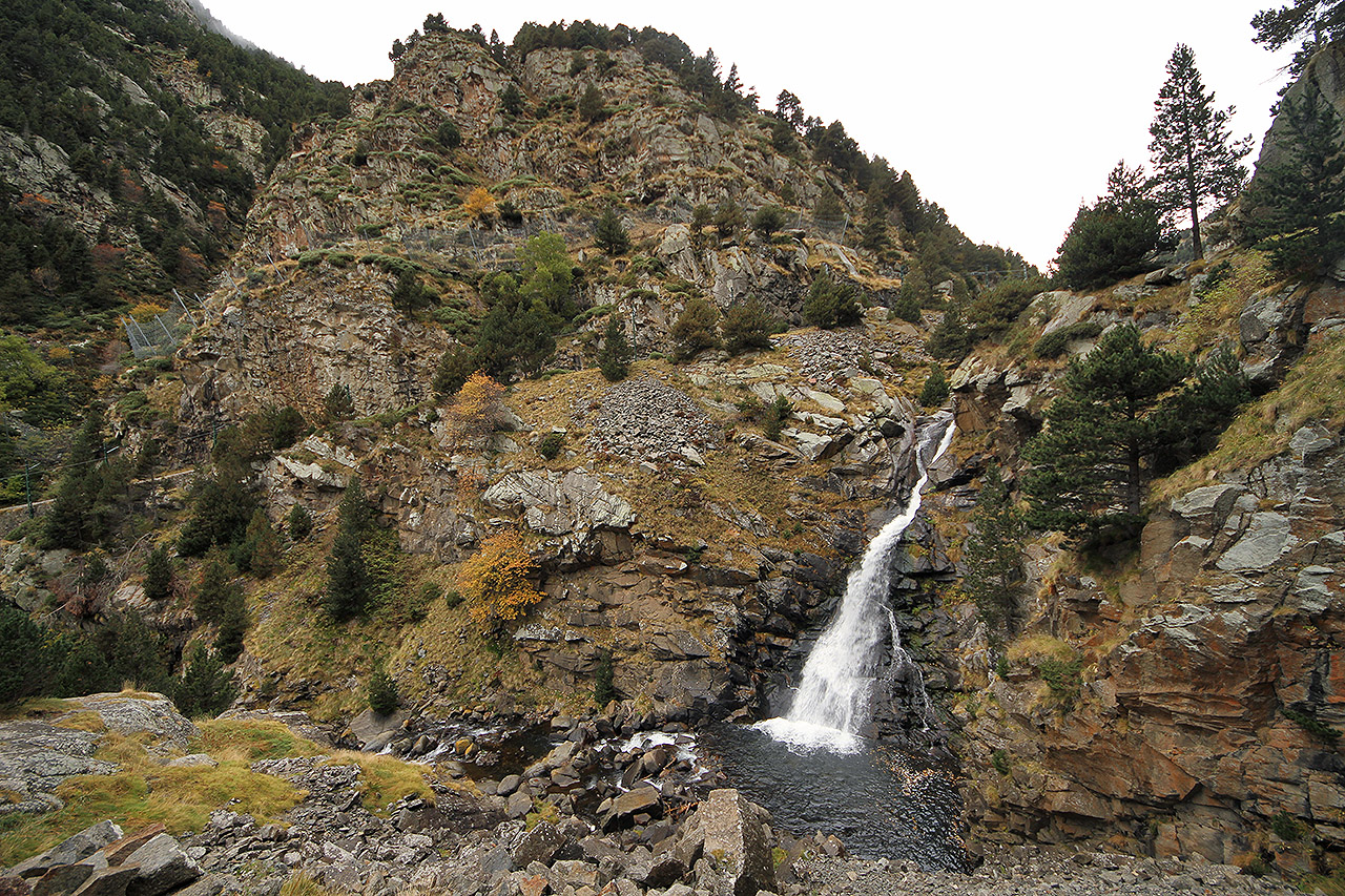 …jenže ta záhy zmizela kdesi v tunelech a my jsme se ocitli v krásné divoké přírodě. Na španělské poměry tu bylo všude plno vody - kromě potoků, říček a vodopádů šlo taky o odvážně vybudované náhony v kamenných korytech na skalách.