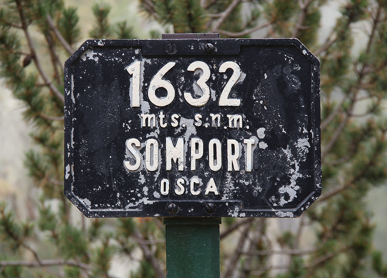 Po zakázané pěšince se nám podařilo vyšplhat se na skalní římsu, kudy kdysi jezdily vlaky. Později byla v tomto úseku dráha zavrtána do soustavy tunelů, skalní římsy ale zůstaly neoficiálně přístupné, včetně tohoto místa, kde se kdysi nacházela (později zaniklá) stanice Somport.