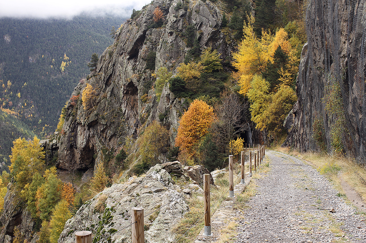 Po skalních římsách a skrze tunely ve značném sklonu se dnes dá procházet vysoko nad údolím s nádhernými výhledy. Připadali jsme si jako v divokém šotoušově snu.