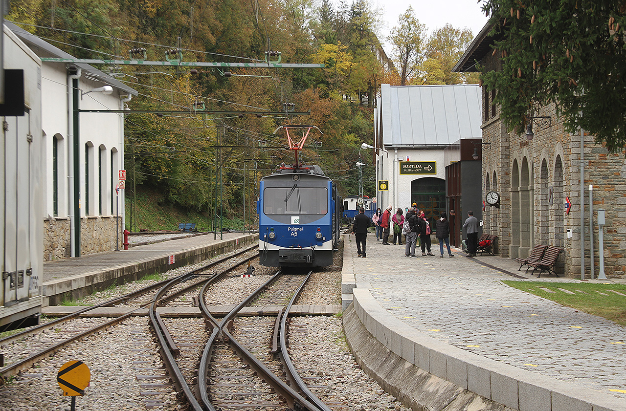 Zpátky dole v civilizaci ve staničce Ribes-Vila. tady jsme si koupili od cikánů horké kaštany a došli ještě kousek cesty k autu.