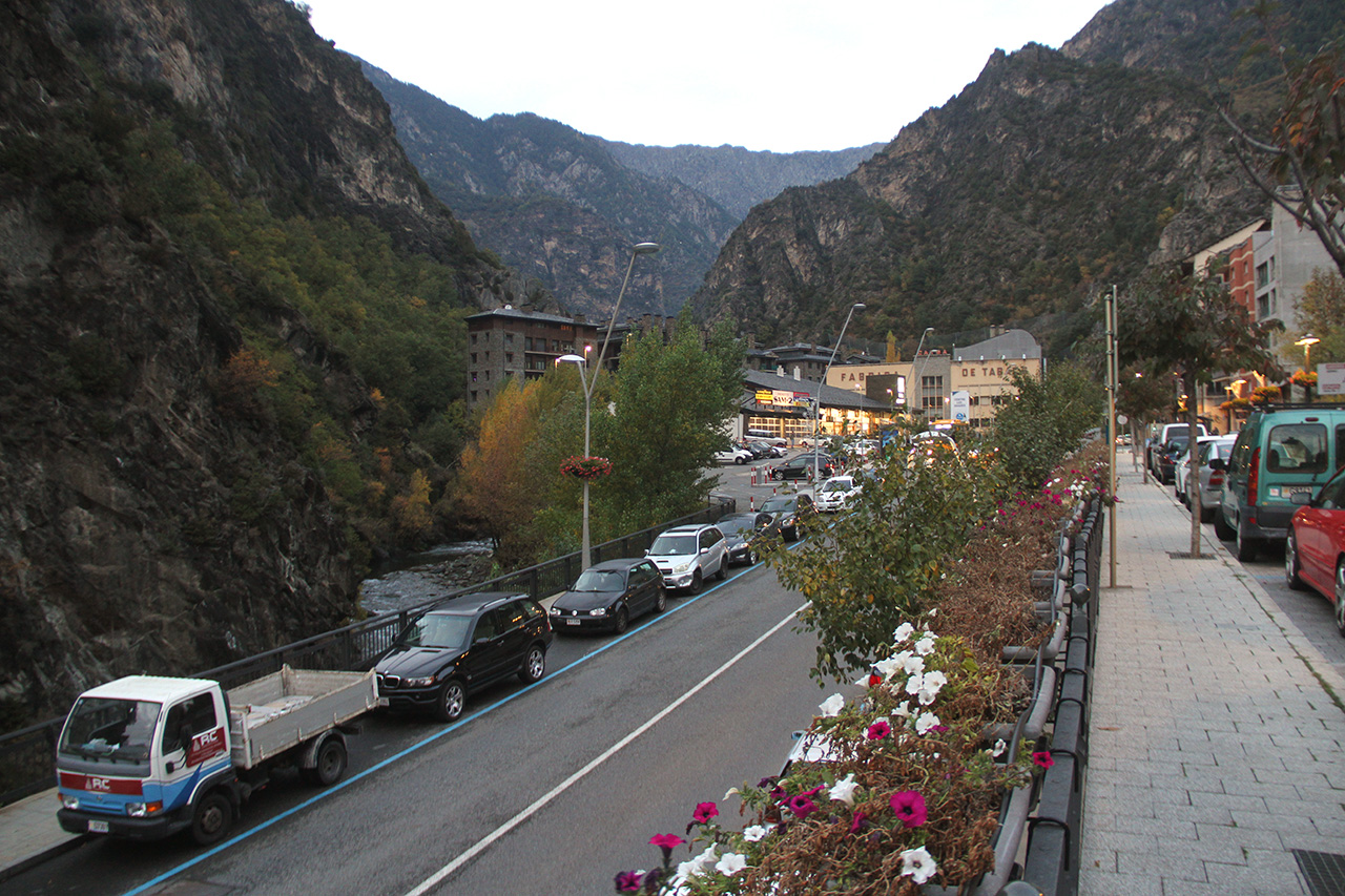 Posledním cílem naší společné vyjížďky gumokolem se stala Andorra. Řekněme si to na rovinu: Doubravka chtěla čárku za nový stát. Než jsme se kolonou doplazili až sem, už se stmívalo, takže nezbylo času na o moc víc než tuhle jednu fotku. A pak už zase rychle po silnici zpět do Barcelony. Podle mých výzkumů je Andorra jediným státem v Evropě, kde nikdy nejezdil vlak - takže podle toho to pak vypadá!