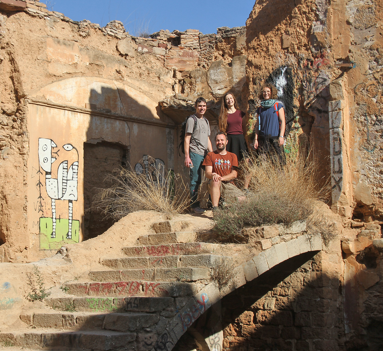 Jen o pár desítek metrů dál stojí Güellovo nedokončené mauzoleum a taky tyhle trosky romantického hrádku Torre Salvana, který se stal naším urbexovým úlovkem.