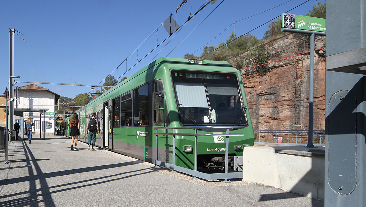 Ve stanici Monistrol de Montserrat pak z úzkokolejky FSC snadno přesednete na ozubnicovou dráhu Cremallera de Montserrat, která vás zaveze až ke klášteru pod horským hřebenem.