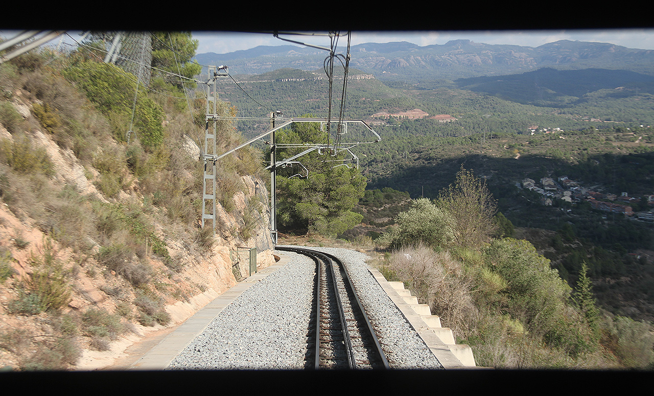 Po koleji o rozchodu 1000 mm během pár desítek minut vystoupáte o 560 m výš taženi ozubeným kolem. Z dusného horka v údolí řeky El Llobregat se najednou člověk ocitne pod tisíc metrů vysokým hřebenem, kde vane svěží větřík.