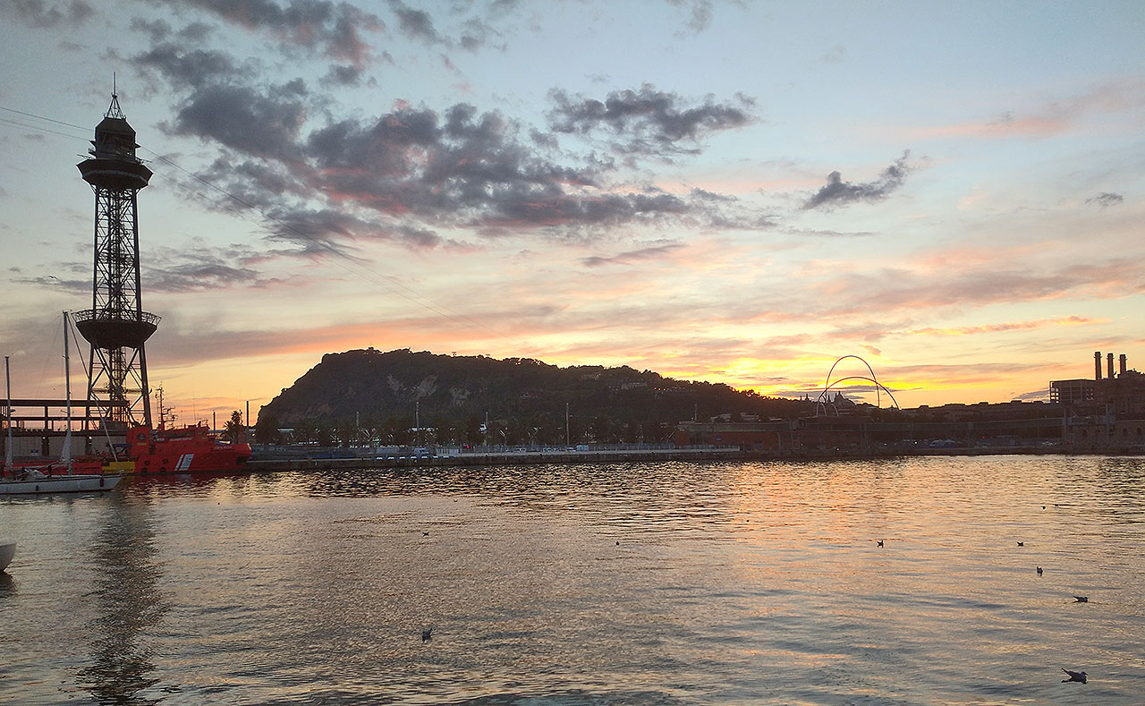Pohled na věž lanovky nad starým přístavem a Montjuïc.