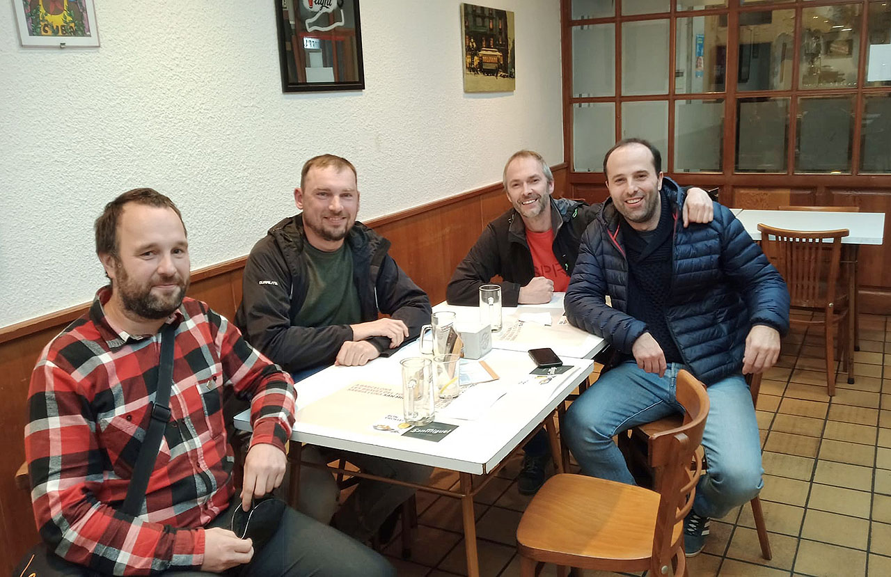 Čtyři muži s kouty aneb čtvrtá návštěva byla příjemně nenucená. Vašek s Ríšou přijeli v pátek a společně jsme se prošli po kopcích nad městem a pak si příjemně pokecali v hospodě i s Ríšovým barcelonským kamarádem.