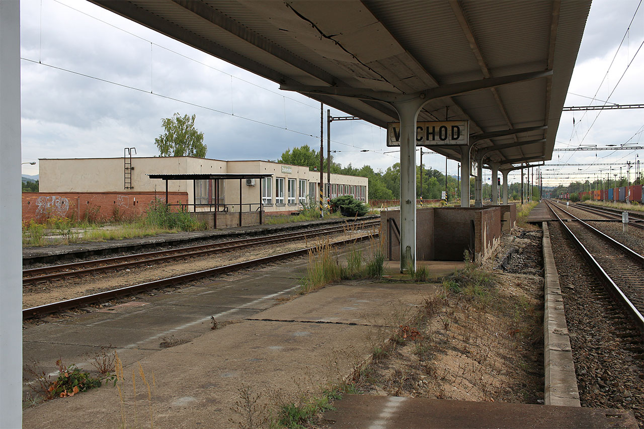 Výpravní budova a osiřelé ostrovní nástupiště mezi kolejemi 1 a 3.