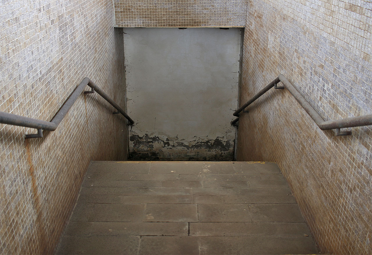 Předhání se možná absurditou se zazděným podchodem k nástupištím. Pokud by tu třeba kvůli poruše mimořádně zastavil vlak a někdo z něj vystoupil, nemůže legálně opustit nástupiště a bude na něm muset žít tak dlouho, než za několik let zastaví kvůli poruše jiný vlak a zachrání ho. Jako na ostrově. Proviant by mu zatím mohl za jízdy házet jednou tejdně brzdař Joe jako v písničce.