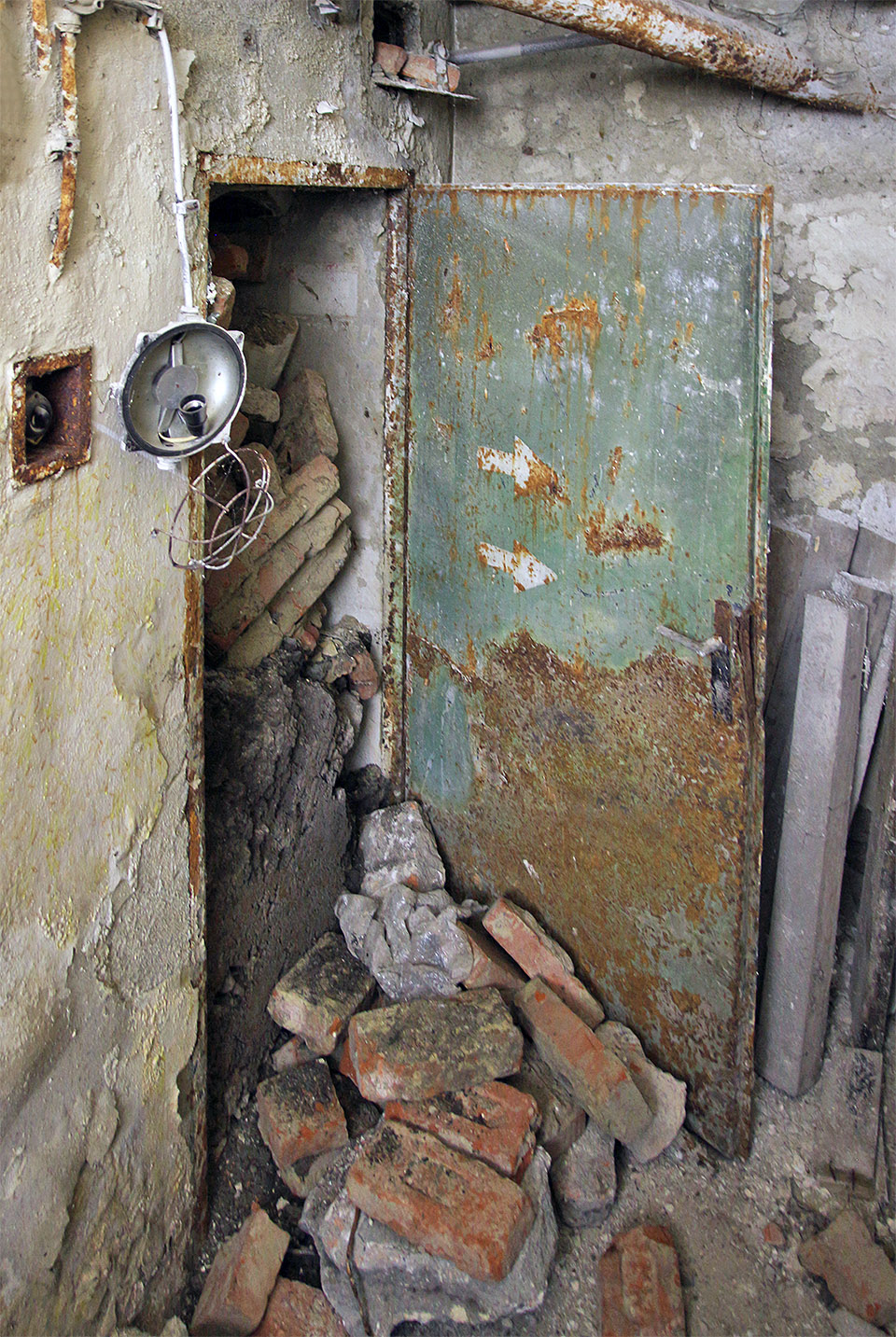 Kdysi měla továrna Ergon i malý sklep s kotelnou. Ten byl ale v rámci přestavby zavalen sutí už před desetiletími. Dlouho čekaly namačkané cihly na odvážlivce, který otevře dveře do bývalé kotelny, aby se na něj pak s rachotem vyvalily.