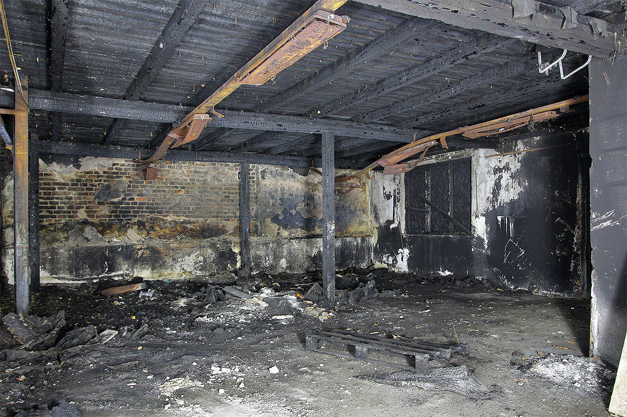 V nejsevernější části výrobního areálu se nacházel malý, ze dřeva postavený sklad. Po ukončení provozu zde obcovali nikým nezvaní a značně neopatrní obyvatelé, kteří celý sklad zapálili.