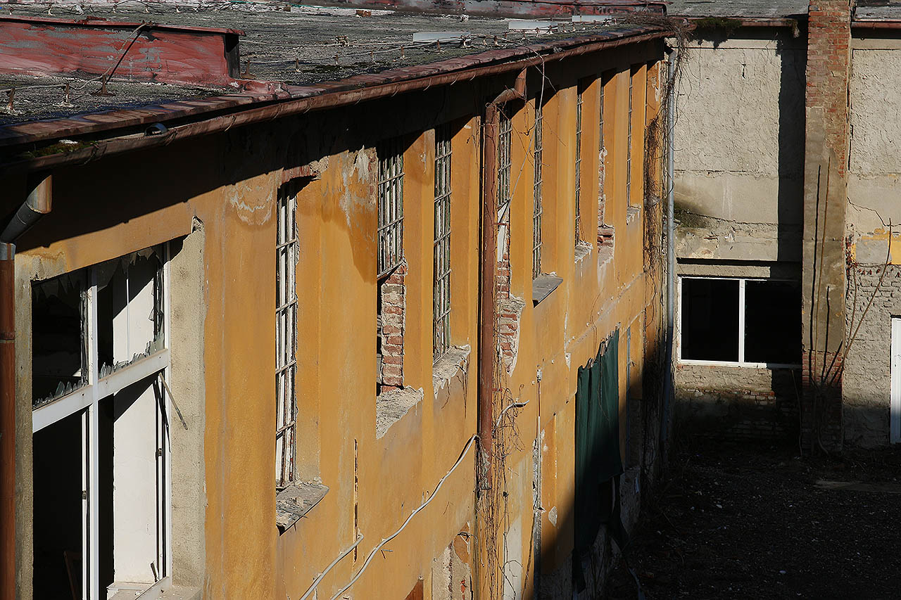 Pohled na poslední jaro továrny ve dvoře z opuštěného průčelního domu Bratislavská 47. Je zvláštní, že přesto, že se tu vyráběly v Brně proslulé rolety značky Ergon, v továrně nenašly uplatnění ani na jediném okně. 