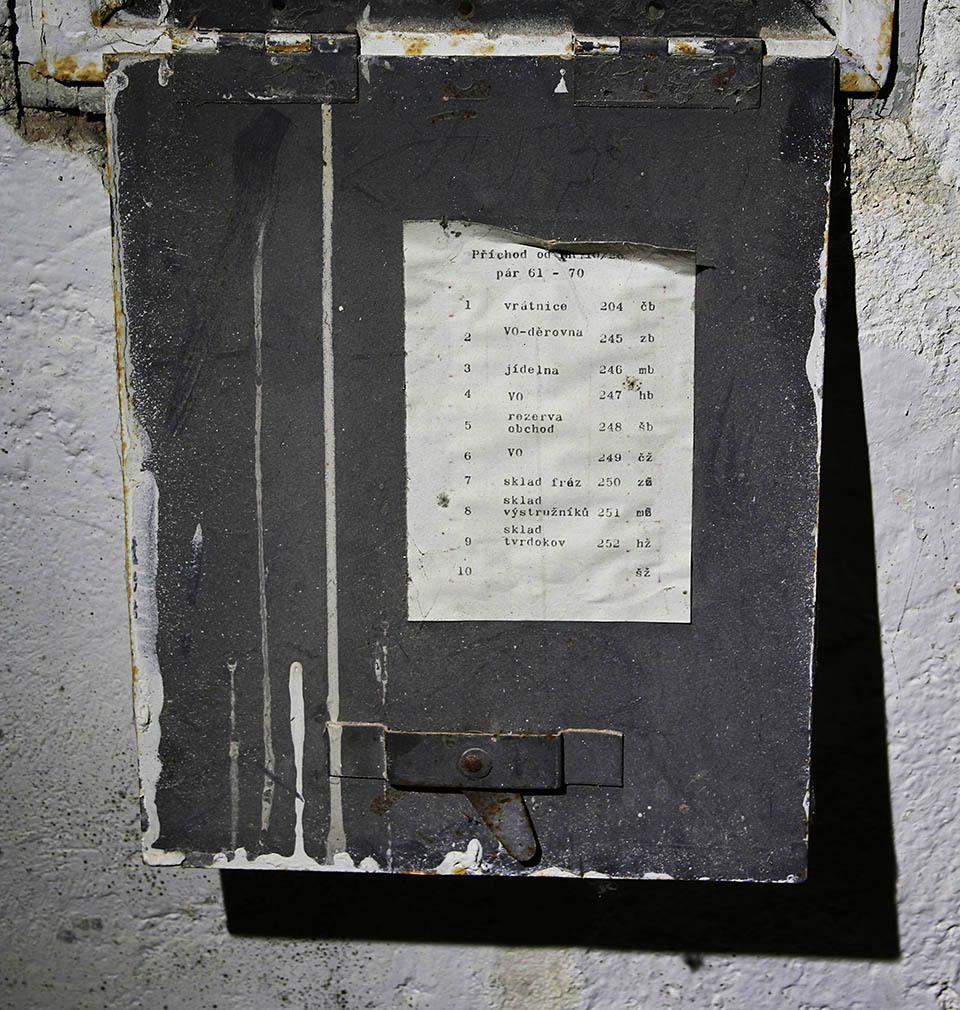 Jedním z mála důkazů, že tady šlo po celou dobu hlavně o kovovýrobu, je seznam jističů na vypáčených dvířcích rozvaděče.