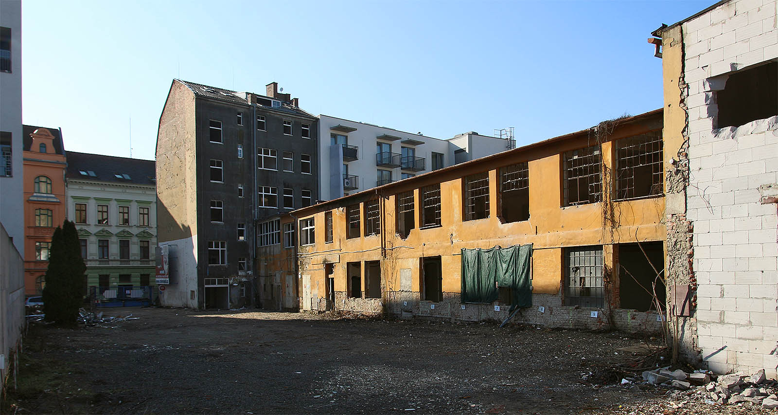 Pohled ze zadní části areálu na dvůr domu Bratislavská 47.