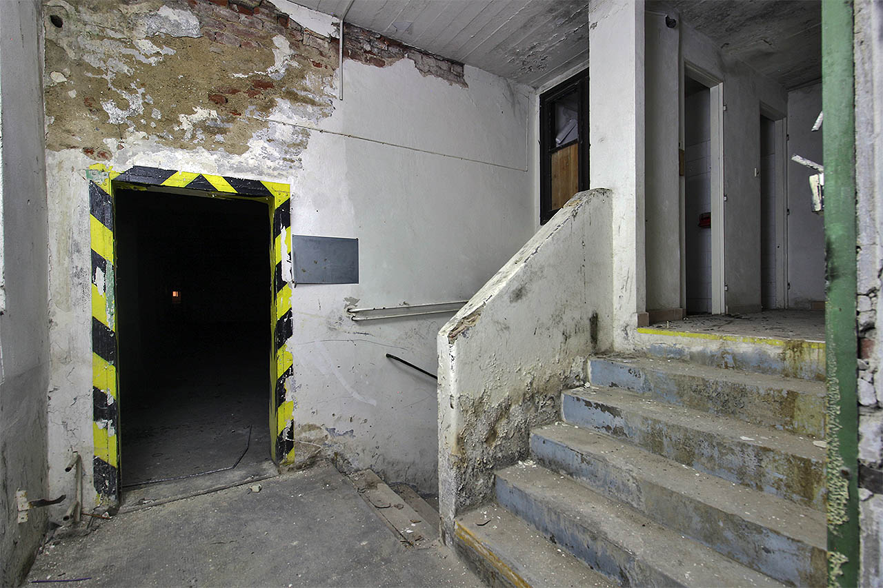 Na délce továrny (povšimněte si malého světla v okně domu na protější straně Bratislavské ulice na snímku vlevo) přerušují výrobní haly dvě betonová schodiště a nad nimi trůnící záchody.