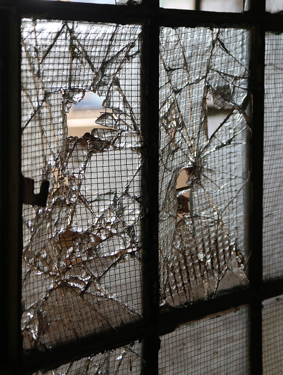 Drátosklo je zapeklitý vynález. Někdy dobře poslouží, špatně se ale zpracovává a nejde vůbec recyklovat. Často bylo vyrobené tak nekvalitně, že kovová síťka svým pokřivením spíše dráždila než lahodila oku.