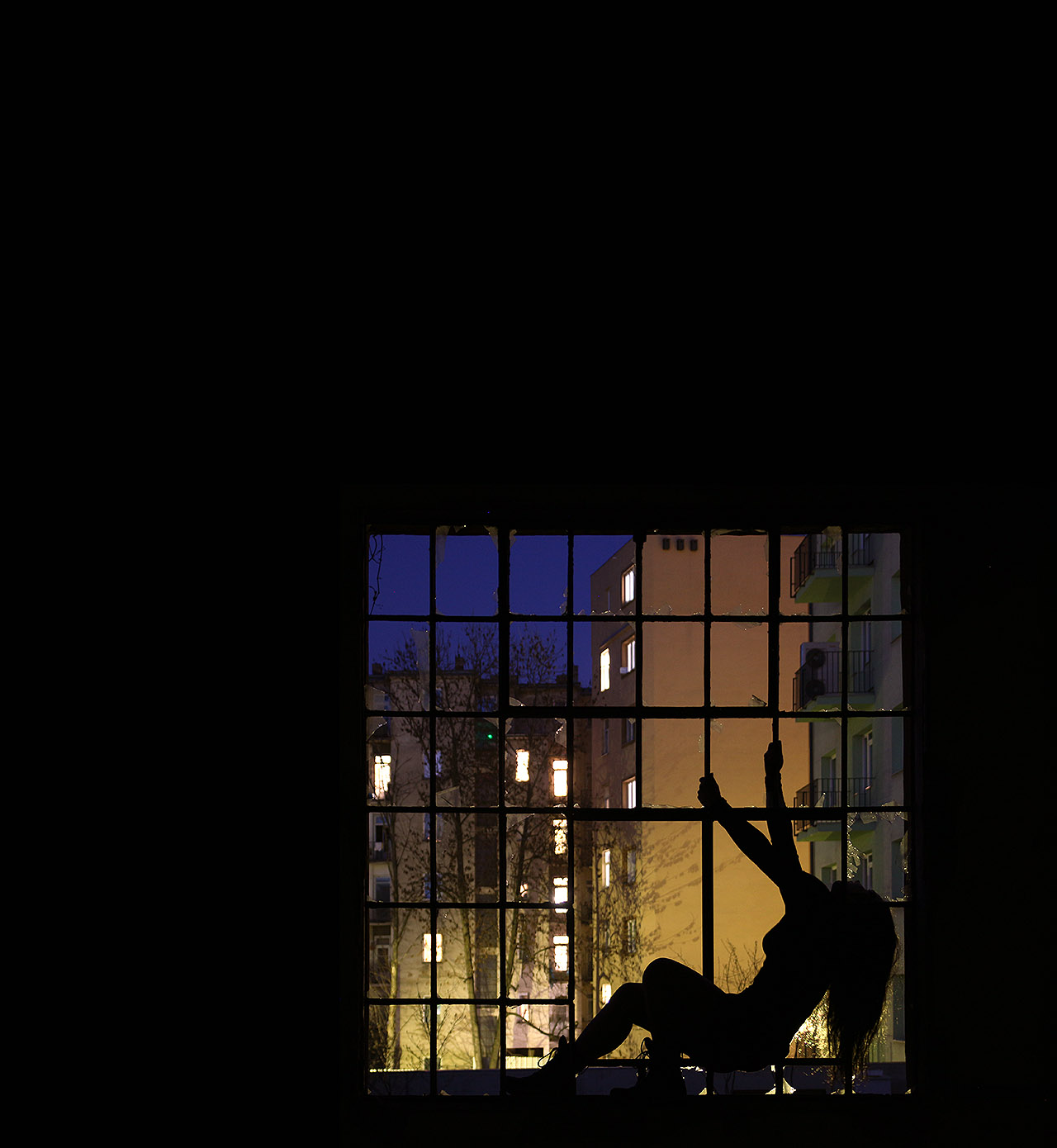 A někde sklo úplně chybí. Přichází noc, Odvážná školačka se s námi loučí a jde se věnovat svým industriálně mystickým aktivitám v zadních traktech Druhého Brna.