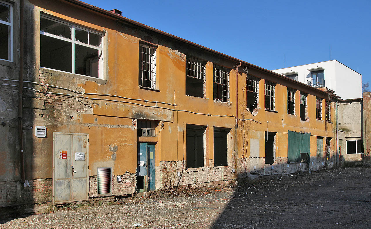 Ani přes pozdější úpravy nevymizel z pohledu na chřadnoucí továrnu duch první poloviny 20. století. Naneštěstí téhle malé brněnské fabričce právě odtikávají poslední hodiny života.