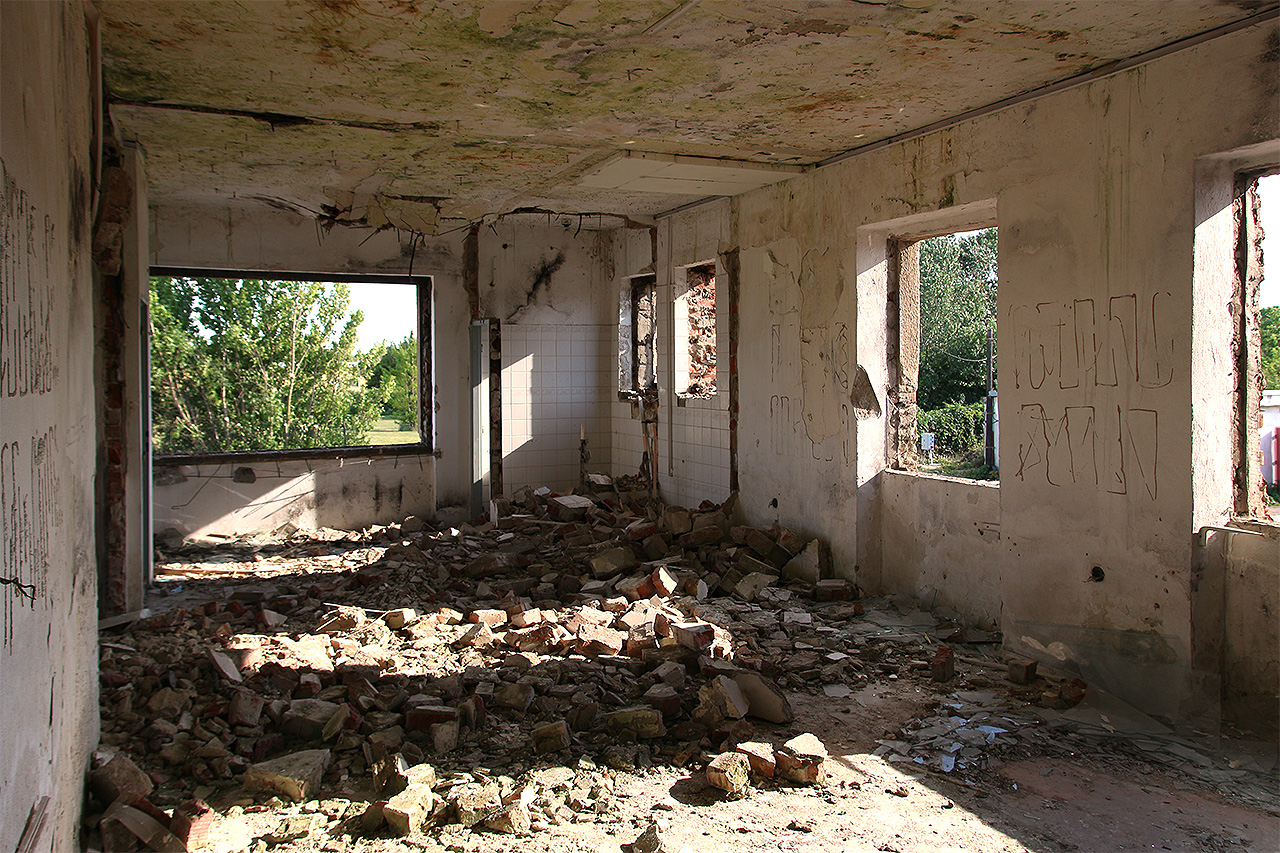 Kancelářský trakt ve vší své strohosti při čekání na demolici. Tady se o žádném architektonickém stylu mluvit neodvažujeme.
