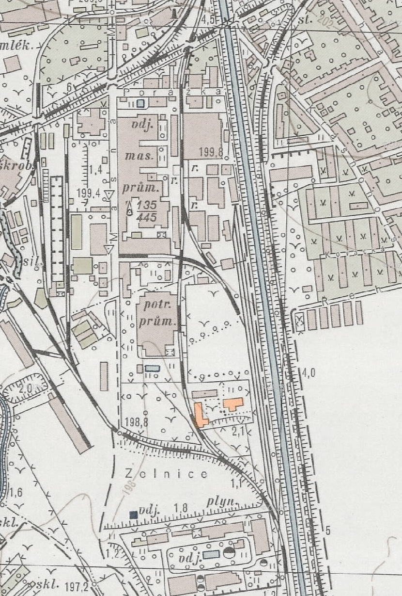 Na vojenské mapě z roku 1967 je dobře patrná hlavní budova areálu a západní křídlo dvorního traktu tvořené vyššími garážemi (světle zvýrazněno), včetně zkoseného rohu, který ustoupil prodloužení vlečky směrem k plynárně Technoplyn (později Linde) na jihu.
