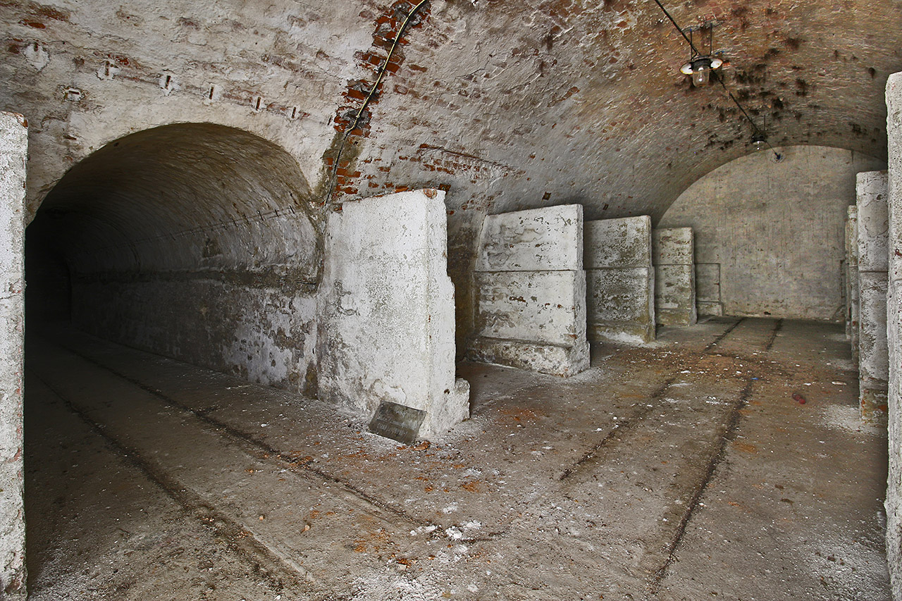 Sklep za domem č. 100 je výrazně kratší než jeho východní soused. Pro skladování vína byly v obou sklepech vybudovány betonové boxy s čísly od 1 do 44.