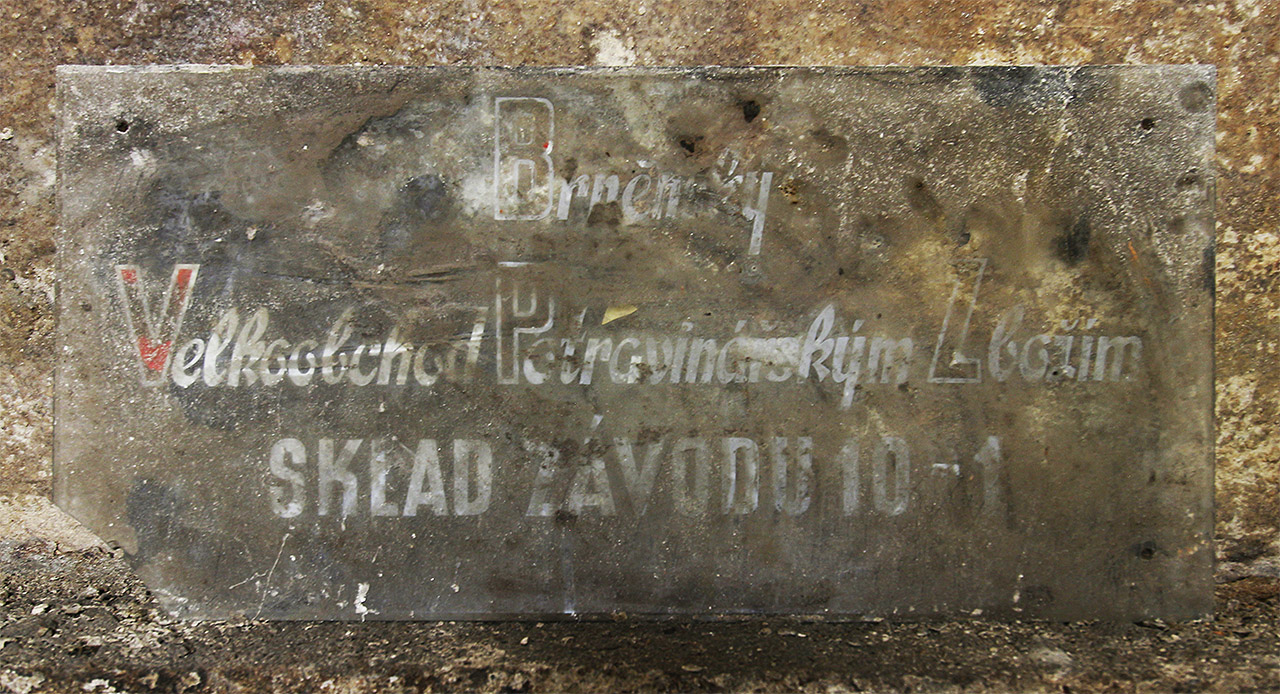 Skleněná leptaná cedule <strong>Brněnský Velkoobchod Potravinářským Zbožím</strong> svědčí o využívání vinných sklepů ještě v období raně socialistických koncernů. Národní podnik BVPZ se později transformoval na Potraviny Brno.