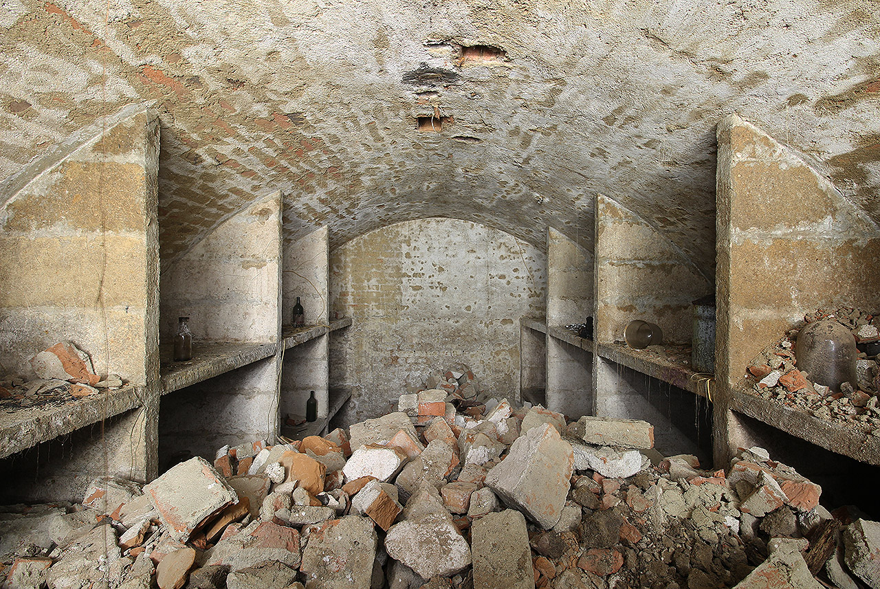 Východní ze dvou menších sklípků přístupných ze svážné chodby, která kdysi spojovala dům s jeho sklepem.