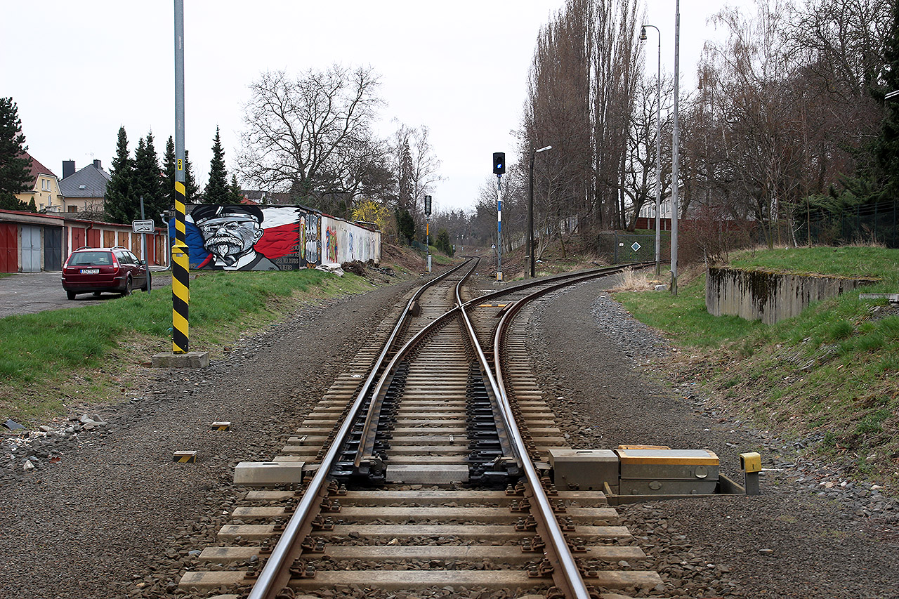 Výhybka 1XA nenesla v roce 2026 žádné viditelné označení. V dálce je vidět vjezdové návěstidlo do stanice <a href="/Tema/Opava západ (žst)">Opava západ</a> ve směru od stanice <a href="/Tema/Opava východ (žst)">Opava východ</a>.