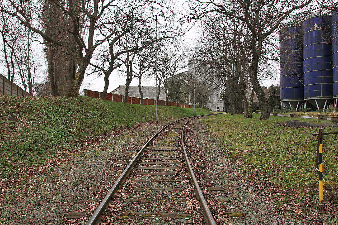Pravotočivým obloukem vlečka za branou spěje k rozdělení na dvě koleje a k závěrečnému přímému úseku podél východní stěny obilního sila.