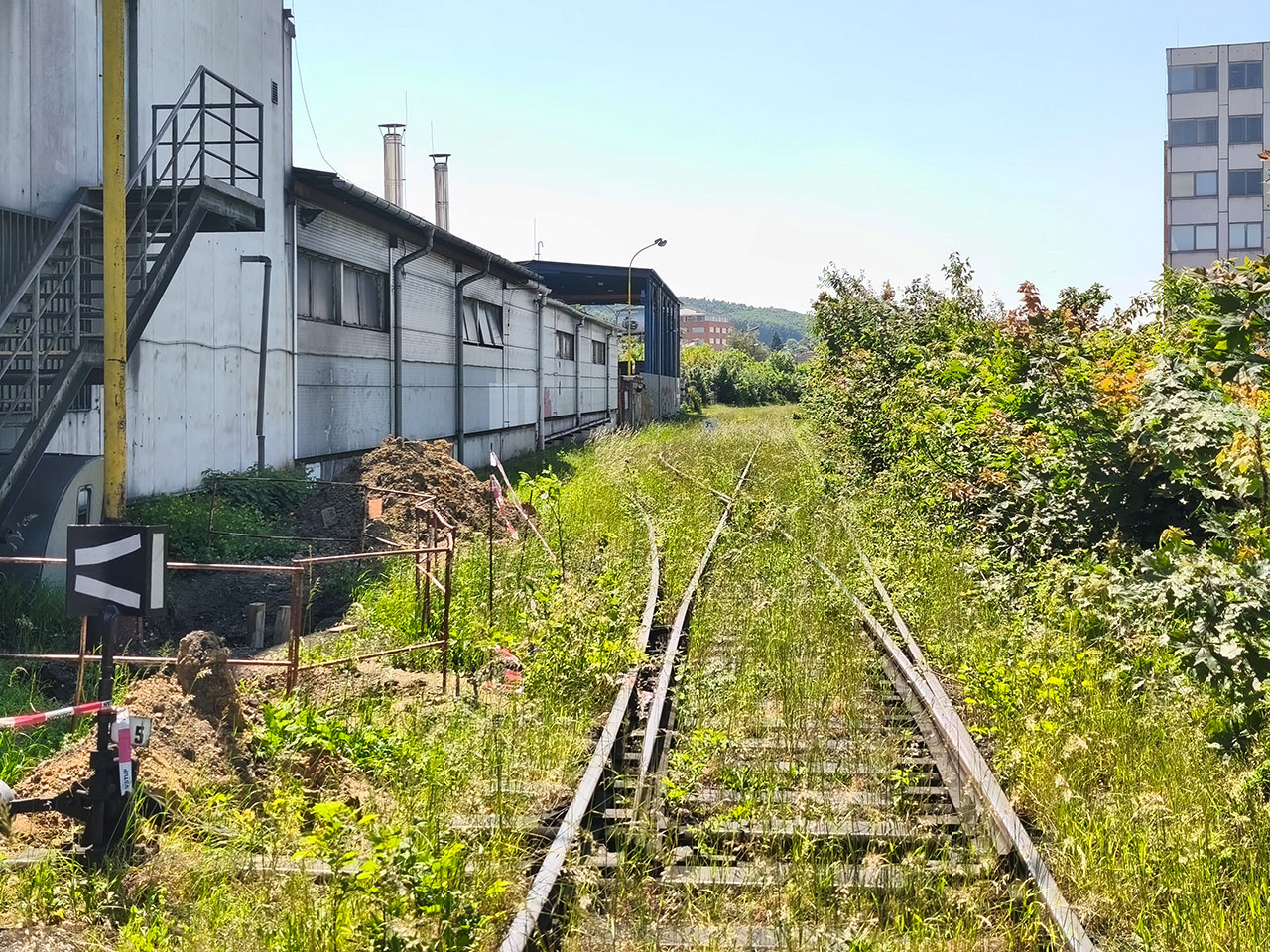 Výhybka S5 se nachází severně od budovy 92, bezprostředně za mostkem přes dnešní Devadesátou ulici.