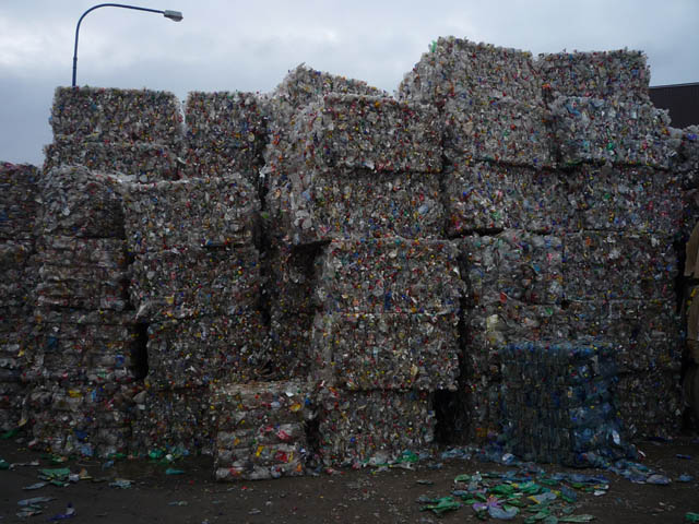 Balíky vytříděných a slisovaných lahví čekají na své rozemletí ve firmě PETKA CZ. Na její lince končí také PET lahve ze sousední třídírny van Gansewinkelu.