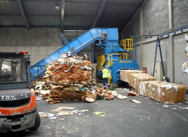 Tradiční lis od firmy Presona zvládne slisovat skoro všechno, hlavně ale papír roztříděný podle svých vlastností na ruční třídící lince.