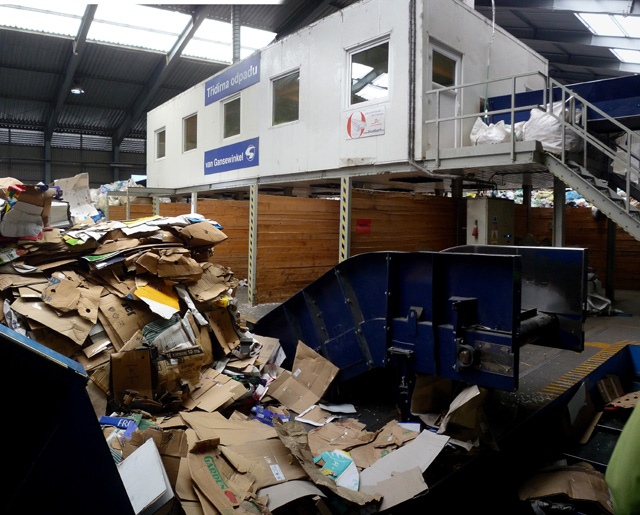 A to je ona - linka, na které probíhá dotříďování odpadu z barevných kontejnerů. Směsný odpad se ručně třídit z hygienických důvodů nesmí, ale ani tzv. separovaný odpad z dobře známých kontejnerů není dost čistý k přímému zpracování a je z něj třeba odstranit nevhodné materiály, které do kontejnerů vhazují neukáznění či neinformovaní občané.