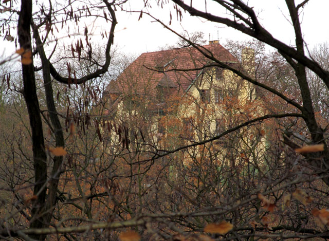 Protějšímu kopci kraluje výstavní vila. K bližší prohlídce mě lákala už nejméně pět let, od začátku, co jsem do kampusu jezdil za výukou. Zdůrazňuje vrchol strmého lesnatého kopce nad dálnicí jako přirozená dominanta, sepětí města a přírody.