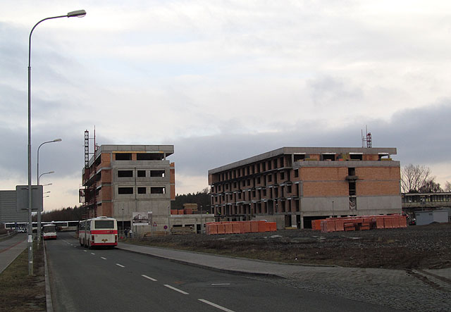 Nicméně mnoho částí kampusu ještě není a možná ani dlouho nebude dokončeno. V této lokalitě mají stát koleje, na budovách se i přes zimu intenzivně pracuje. Zda jde opravdu o koleje, jsem nezjistil.