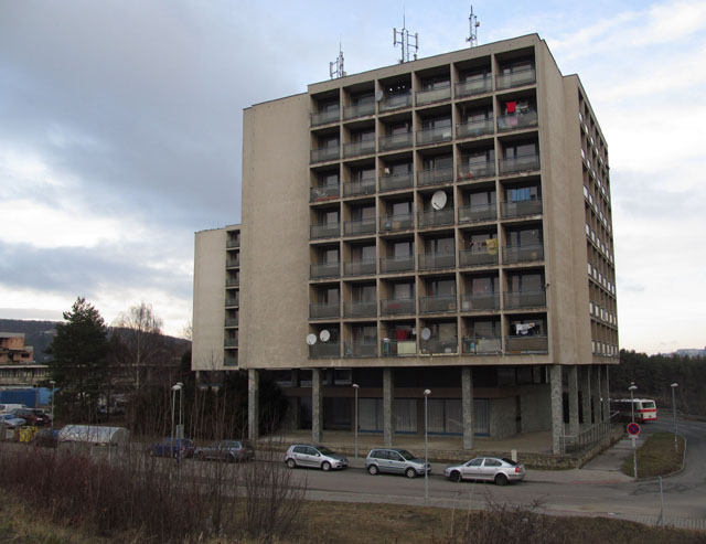 Před stavbou dělila tuto ubytovnu zdravotních sester od nemocnice zpustlá pláň zavezené skládky. V zimě se zde za večerů osamělým sestřičkám přihodilo několik nepříjemných příhod, kampus je alespoň částečným propojením s ruchem města.