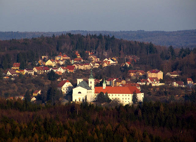 Vranovský chrám září do okolních lesů. Jaro je za dveřmi, ale ještě mrzne.