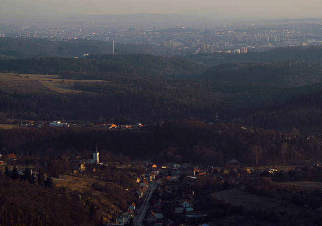 V popředí Lelekovice, v pozadí Brno. Z rozhledny na Babím lomě jako na dlani.