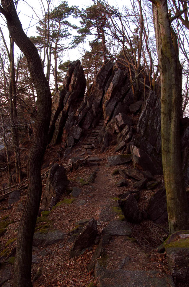 Spálená skála působí za soumraku dojmem skalního zámku z fantasy povídky. Je tu neskutečné ticho a do civilizace dál, než se zdá při pohledu na mapu.
