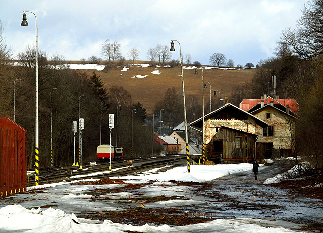 Konečně přišlo jaro! Sníh taje i v Sudetech, na lukách nad domašovským nádražím. Tohle místo jsem si zamiloval.